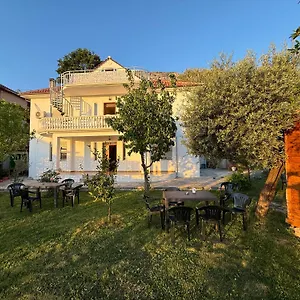 Gasthuis Meti, Krujë